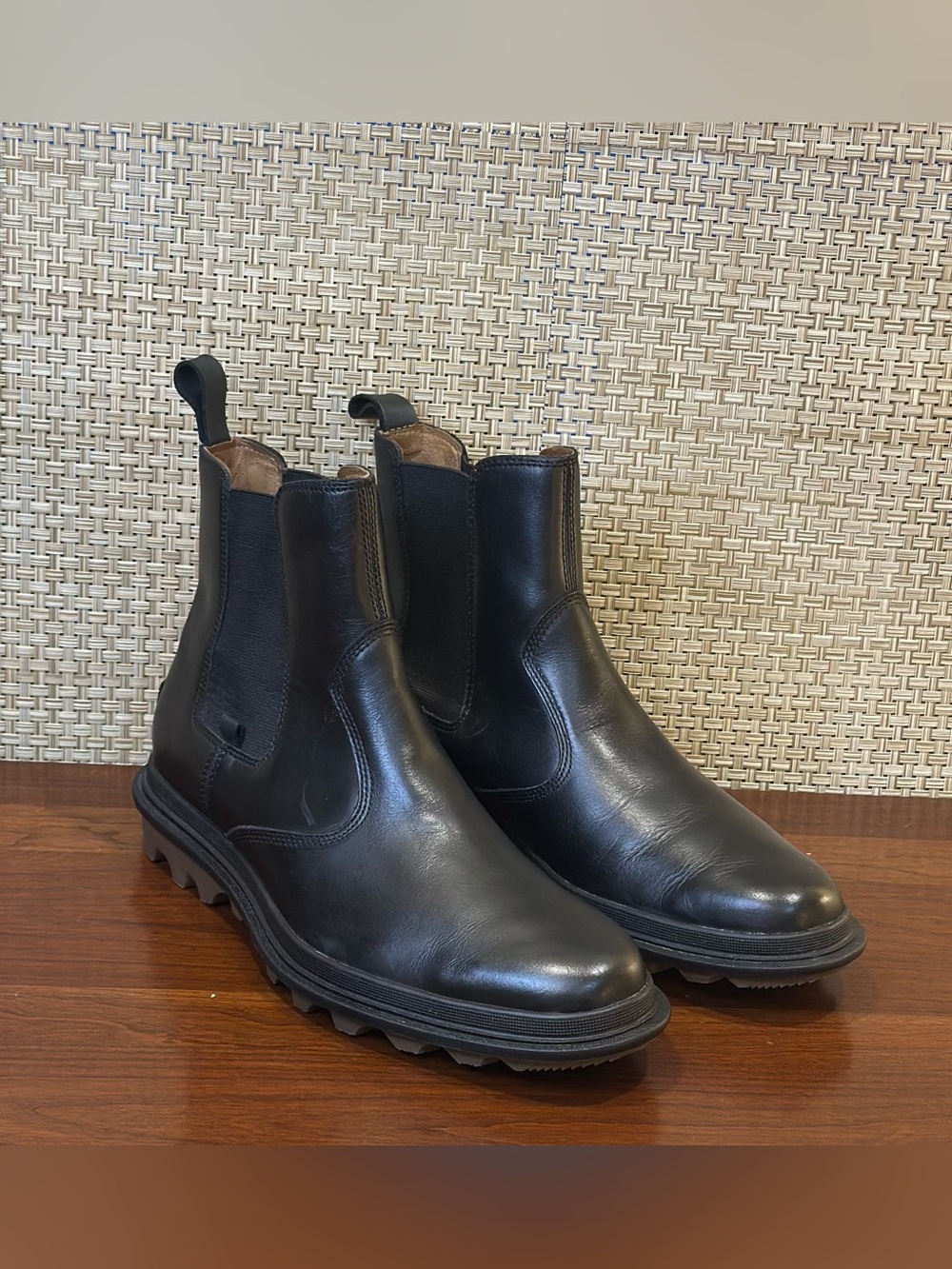 NWOB SOREL Black Leather Ace Chelsea Waterproof Boots lug sole
Size 11